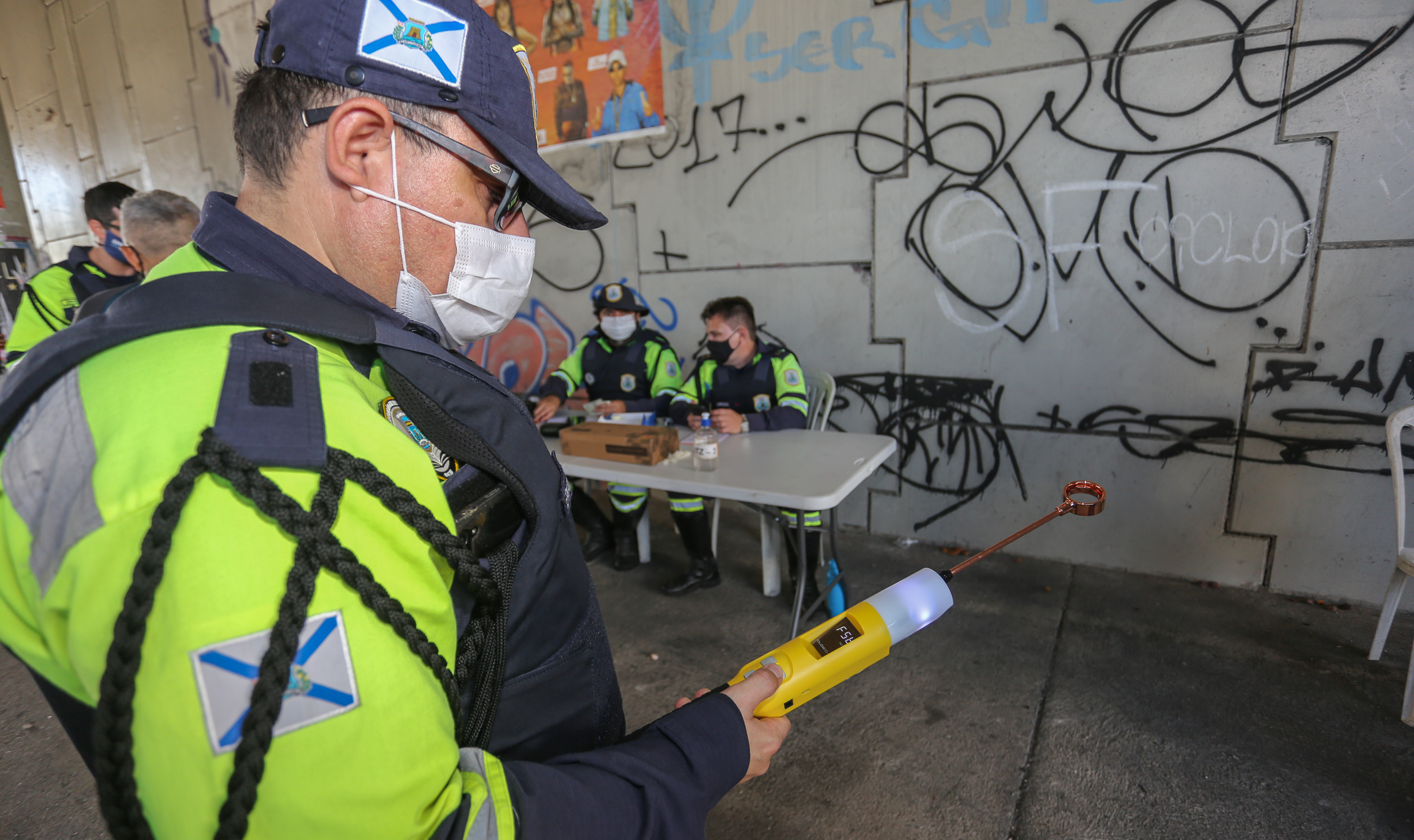 agente da amc segura um etilômetro, aparelho usado para faze o teste de teor alcoólico